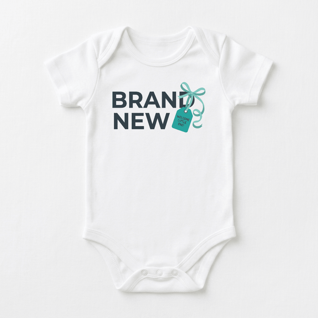 Dress your little one in the Toodleroos Brand New Baby Onesie – Welcome Little One Bodysuit, featuring a crisp white design with “BRAND NEW” in bold letters and a teal gift tag tied with a ribbon that reads “HELLO I’M NEW HERE.” It’s the perfect baby announcement outfit or an adorable gift for baby showers.