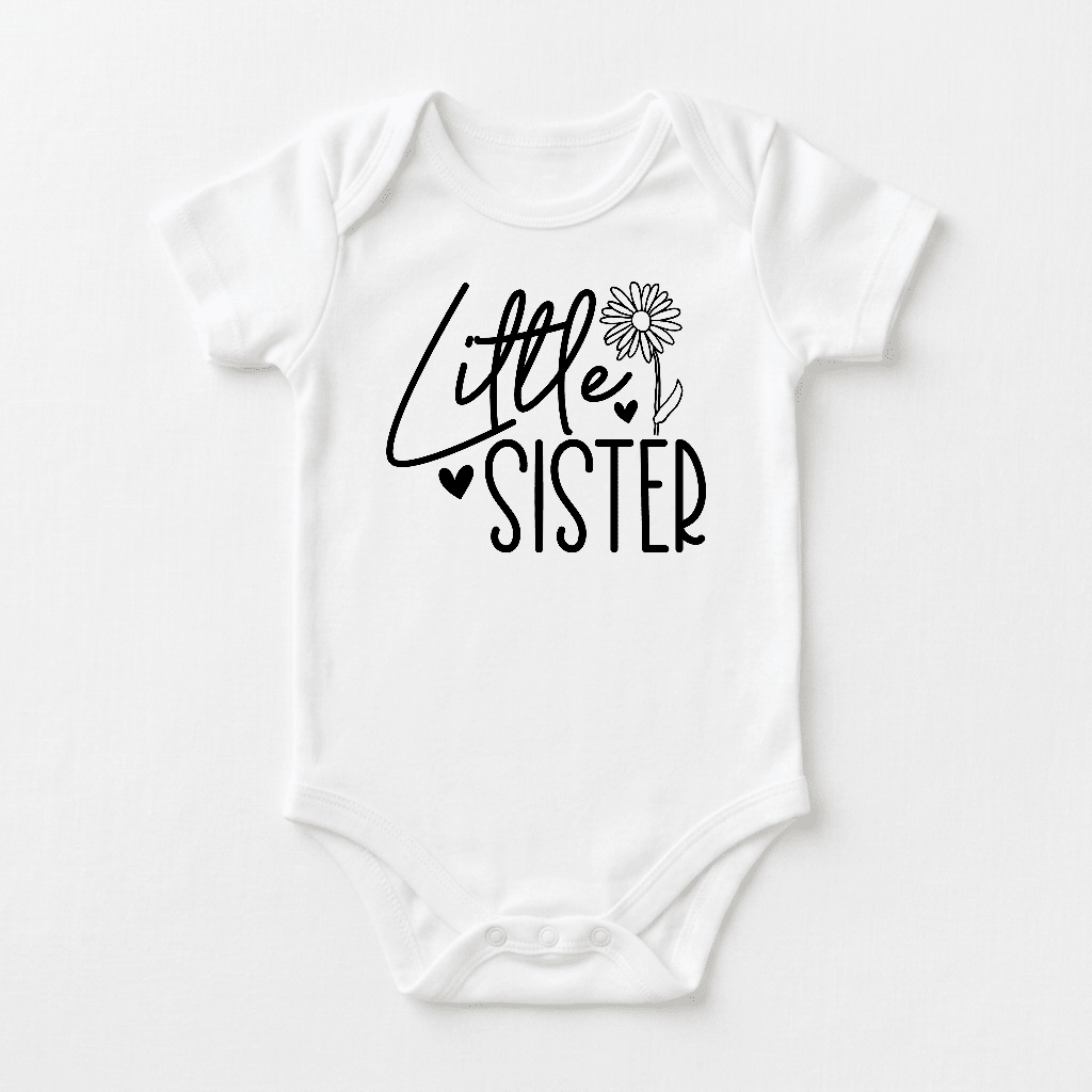 Dress your baby girl in the Little Sister Onesie – Baby Girl Announcement Bodysuit by Toodleroos, featuring “Little Sister” in bold black script and print, accented with a daisy flower and heart—a charming outfit ideal for sibling reveals or unforgettable pregnancy announcements.